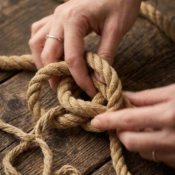 mano che scioglie nodo emotivo